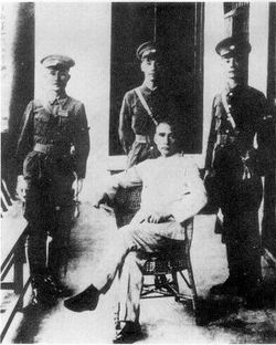 孙中山在黄埔军校开学典礼结束后，同蒋中正（中）、何应钦（左）、王柏龄（右）合影